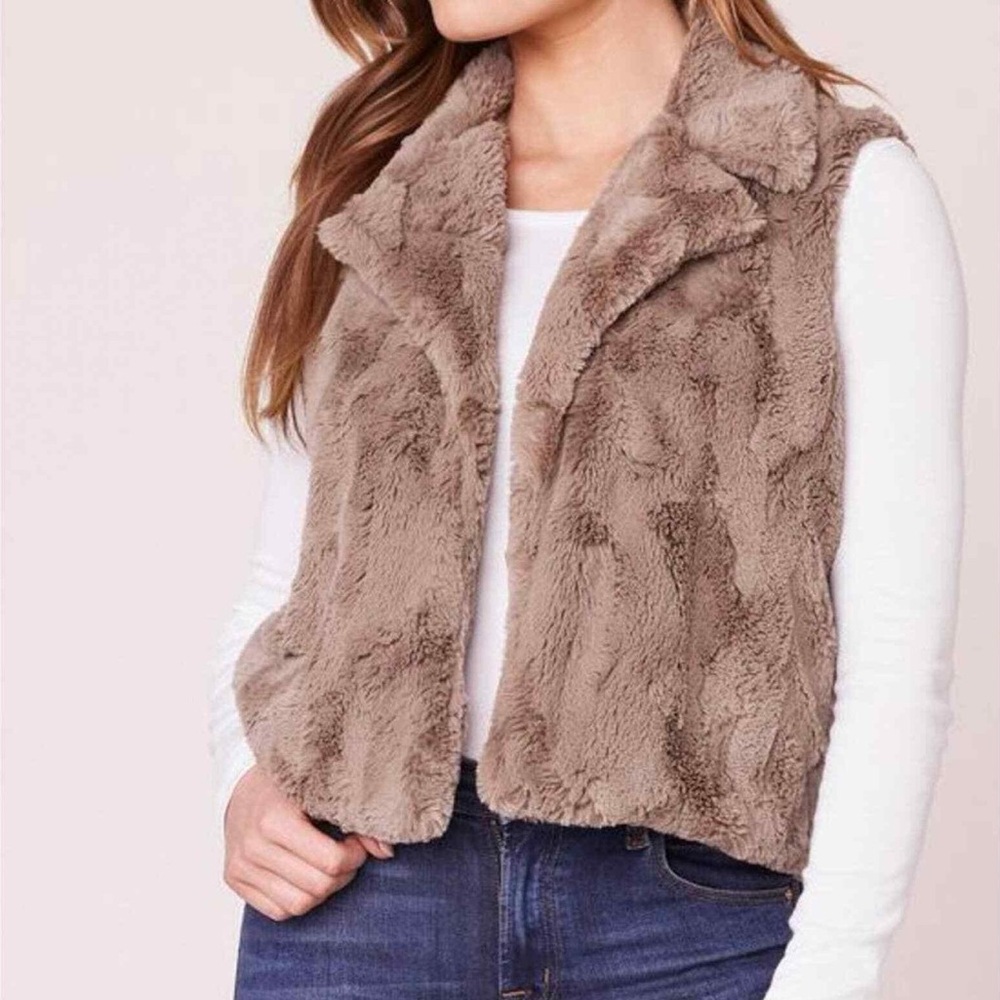 ✅ JACK bb Dakota Textured Faux Fur Cropped Jacket in Taupe